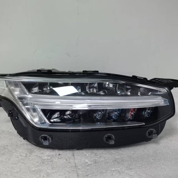 2022 Volvo XC90 Headlights