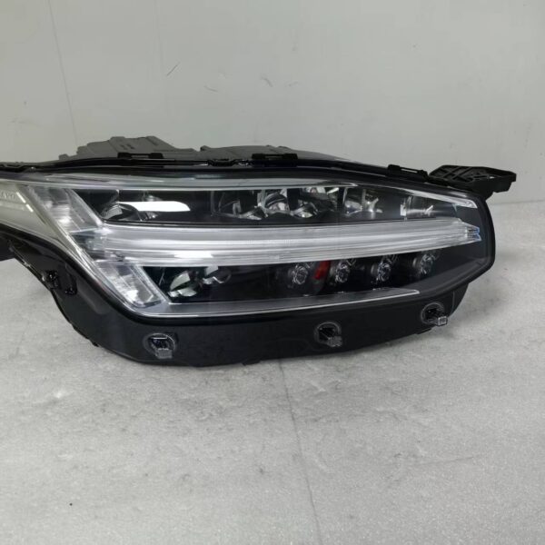 2022 Volvo XC90 Headlights