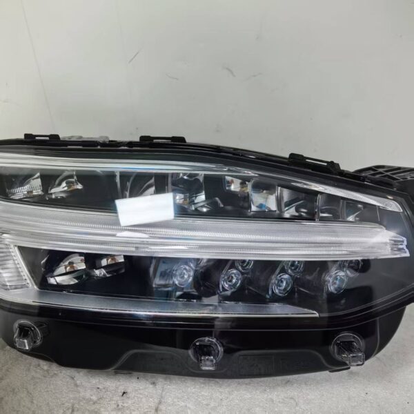 2022 Volvo XC90 Headlights